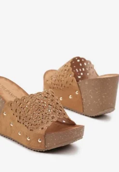 Brązowe Klapki z Imitacji Zamszu na Koturnie z Korka z Ażurowym Paskiem Dimllia