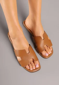 Brązowe Klapki z Imitacji Skóry na Płaskiej Podeszwie Hitesa