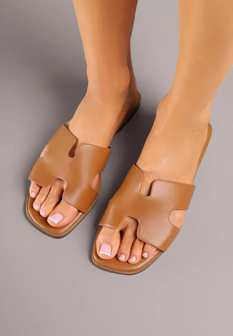 Brązowe Klapki z Imitacji Skóry na Płaskiej Podeszwie Hitesa