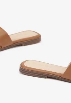 Brązowe Klapki z Imitacji Skóry na Płaskiej Podeszwie Hitesa
