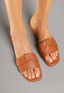 Brązowe Klapki z Ozdobnie Przeplecionymi Paskami Davianne