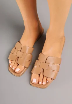 Brązowe Klapki z Ozdobnymi Paskami Dovina