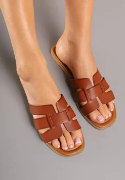 Brązowe Klapki z Przeplatanymi Paskami i Kwadratowym Noskiem Filiela