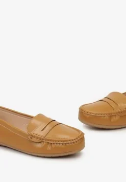 Brązowe Klasyczne Mokasyny z Minimalistycznym Paskiem i Przeszyciem Vilear