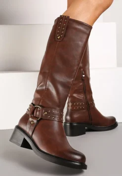 Brązowe Kozaki Bikery na Płaskiej Podeszwie z Nitami i Klamrami Innariah