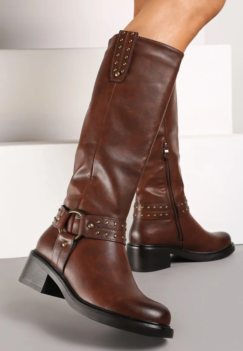 Brązowe Kozaki Bikery na Płaskiej Podeszwie z Nitami i Klamrami Innariah