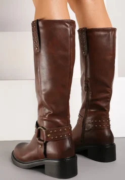 Brązowe Kozaki Bikery na Płaskiej Podeszwie z Nitami i Klamrami Innariah