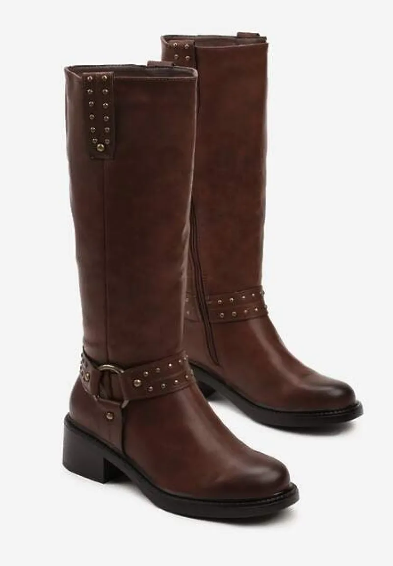 Brązowe Kozaki Bikery na Płaskiej Podeszwie z Nitami i Klamrami Innariah