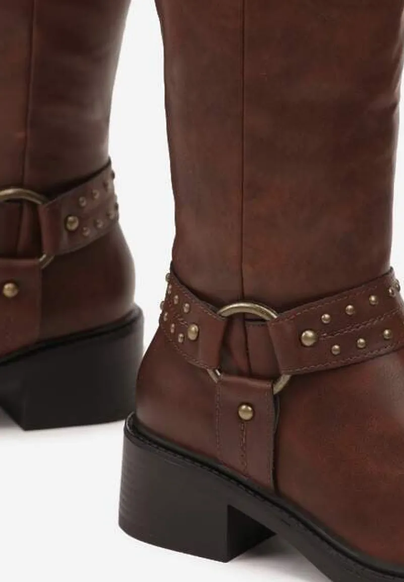 Brązowe Kozaki Bikery na Płaskiej Podeszwie z Nitami i Klamrami Innariah