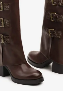 Brązowe Kozaki Bikery na Słupku Ozdobione Klamrami i Wywiniętą Cholewką Zeiarina