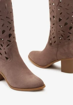 Brązowe Kozaki Kowbojki na Słupku z Ażurowym Zdobieniem i Skórzaną Wkładką Obiliria