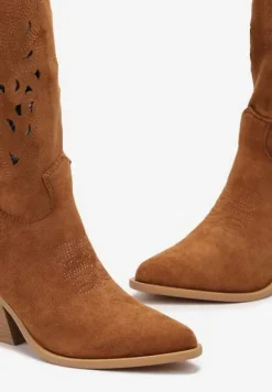 Brązowe Kozaki Kowbojki na Ściętym Słupku z Ażurową Cholewką Fenira