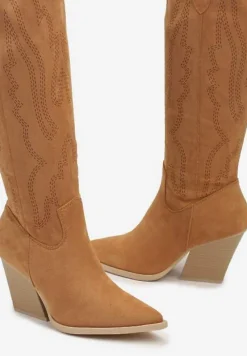 Brązowe Kozaki Kowbojki na Słupku z Ozdobnymi Przeszyciami na Suwak Tinovia