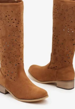 Brązowe Kozaki na Płaskiej Podeszwie z Ażurowym Zdobieniem na Suwak Bralinda