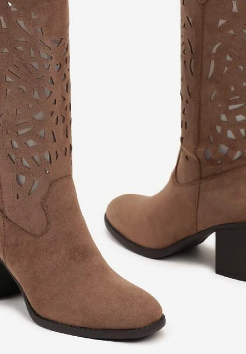 Brązowe Kozaki na Słupku ze Skórzaną Wkładką i Ażurowym Wzorem Arresia