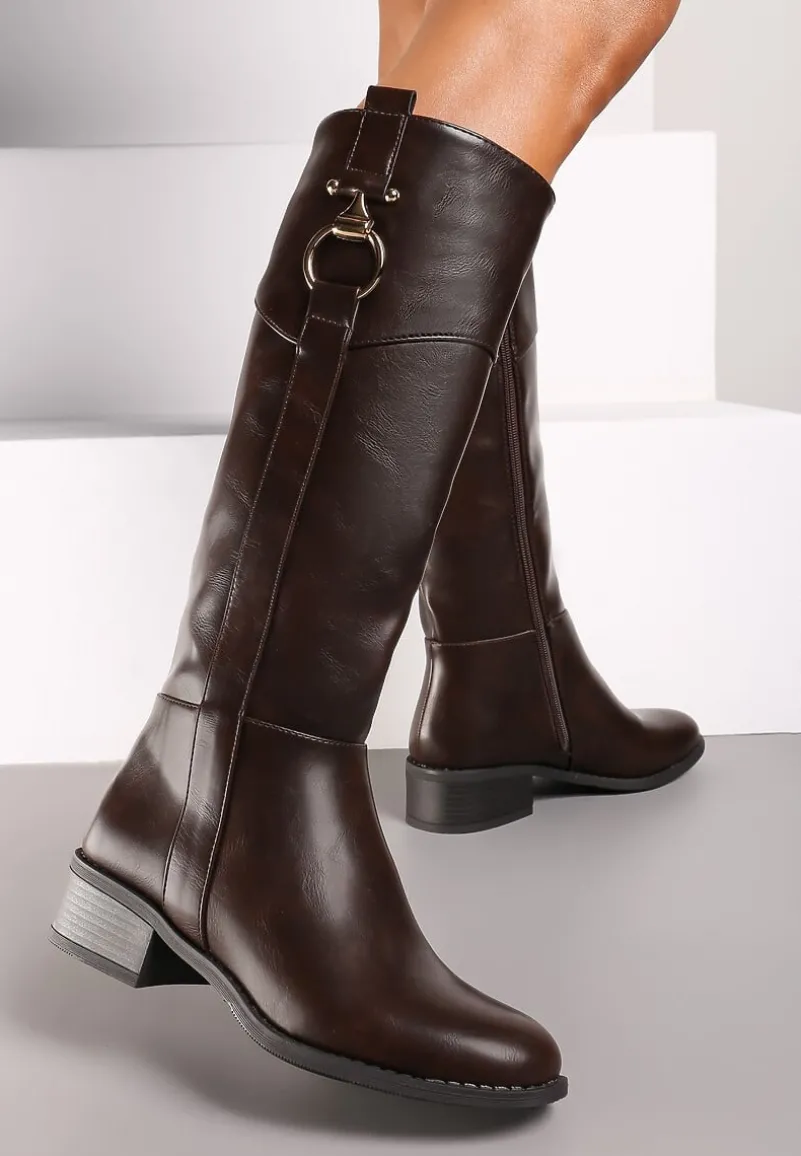 Brązowe Kozaki Oficerki na Płaskiej Podeszwie z Ozdobną Klamrą Laorilia