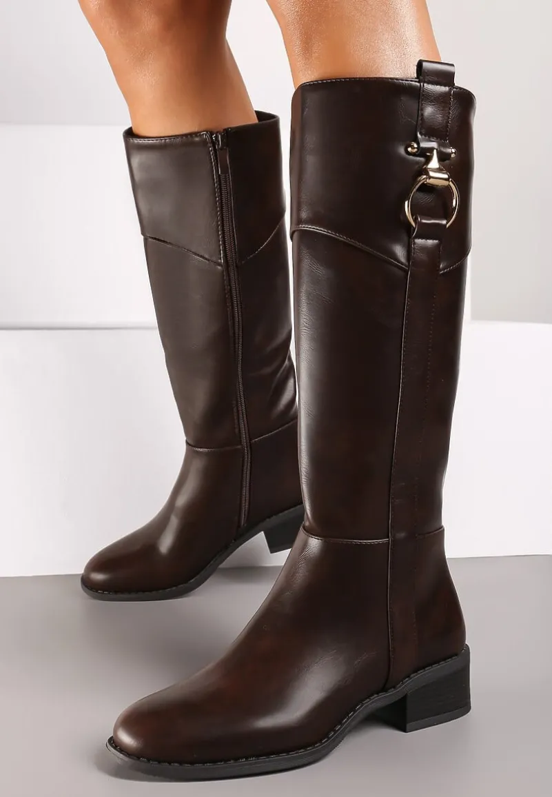 Brązowe Kozaki Oficerki na Płaskiej Podeszwie z Ozdobną Klamrą Laorilia