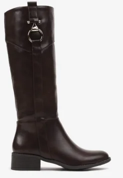 Brązowe Kozaki Oficerki na Płaskiej Podeszwie z Ozdobną Klamrą Laorilia