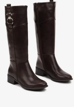 Brązowe Kozaki Oficerki na Płaskiej Podeszwie z Ozdobną Klamrą Laorilia