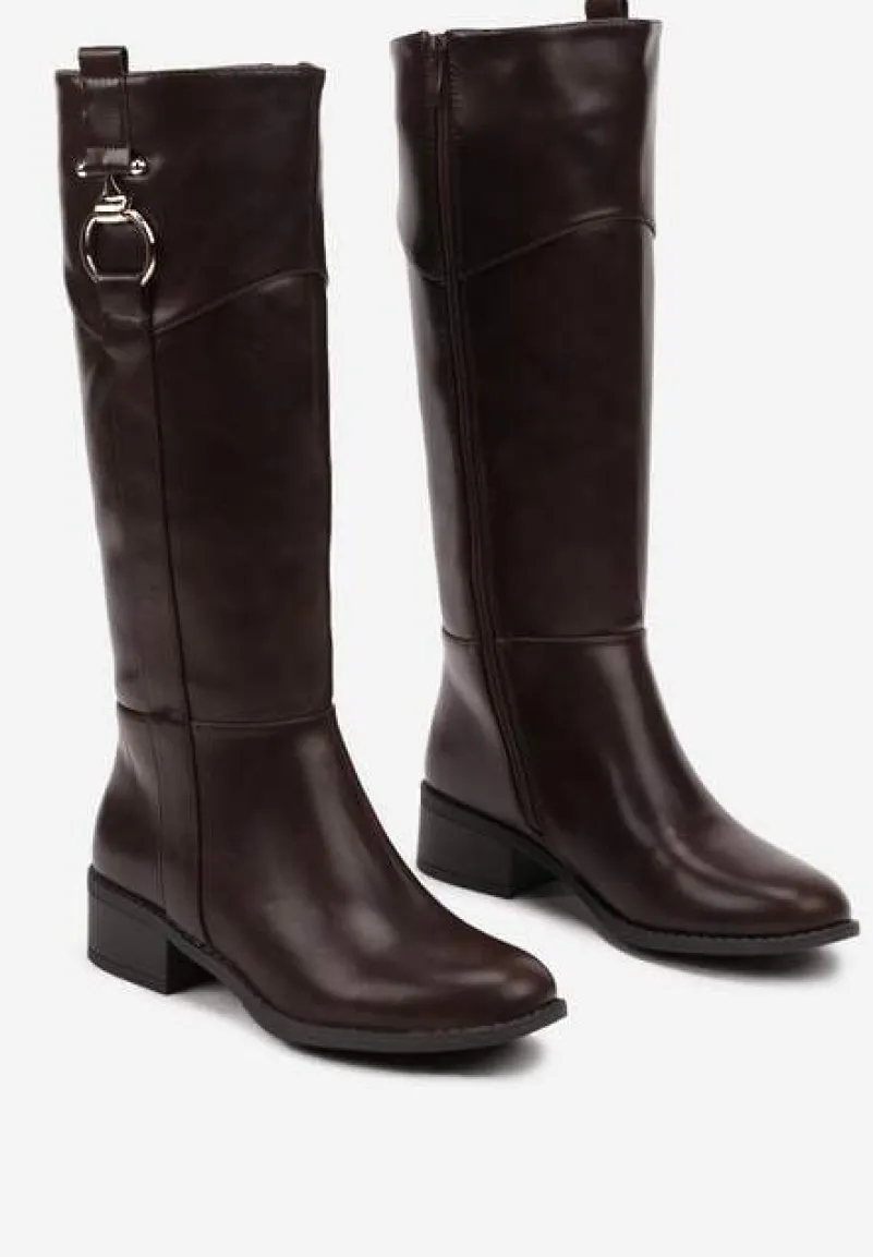 Brązowe Kozaki Oficerki na Płaskiej Podeszwie z Ozdobną Klamrą Laorilia