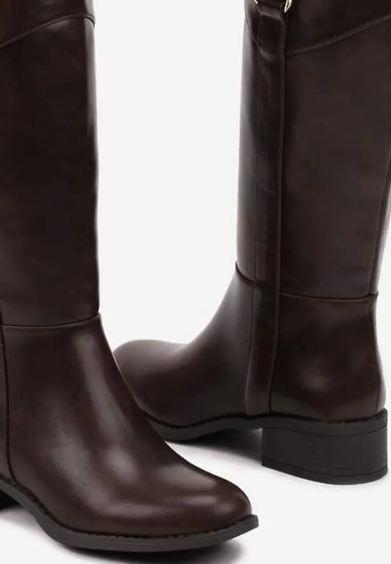 Brązowe Kozaki Oficerki na Płaskiej Podeszwie z Ozdobną Klamrą Laorilia