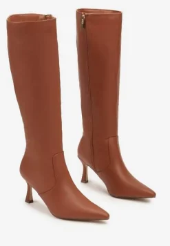 Brązowe Kozaki Vices na Szpilce w Klasycznym Stylu Izalea