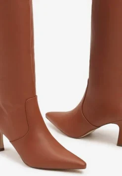 Brązowe Kozaki Vices na Szpilce w Klasycznym Stylu Izalea