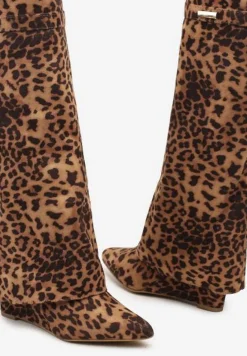 Brązowe Kozaki z Wywiniętą Cholewką na Koturnie Ozdobione Wzorem w Panterkę Turade