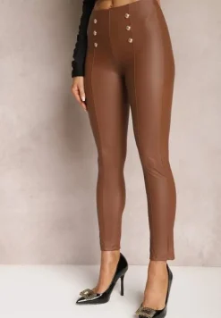Brązowe Legginsy z Imitacji Skóry z Pionowymi Przeszyciami i Ozdobnymi Napami Sullya