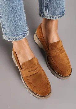 Brązowe Mokasyny na Płaskiej Podeszwie z Ozdobnym Paskiem Ravessia