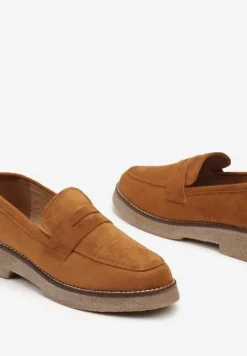 Brązowe Mokasyny na Płaskiej Podeszwie z Ozdobnym Paskiem Ravessia