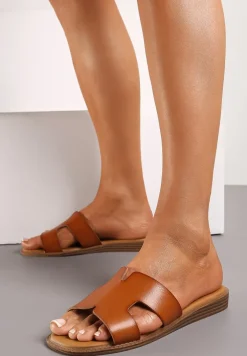 Brązowe Płaskie Klapki z Wycięciami na Pasku Wiasta