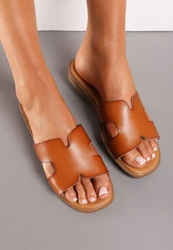 Brązowe Płaskie Klapki z Wycięciami na Pasku Wiasta