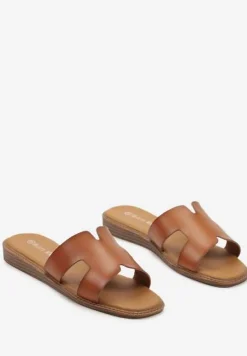 Brązowe Płaskie Klapki z Wycięciami na Pasku Wiasta