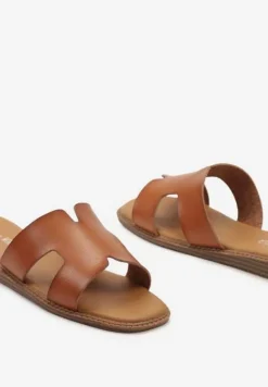 Brązowe Płaskie Klapki z Wycięciami na Pasku Wiasta