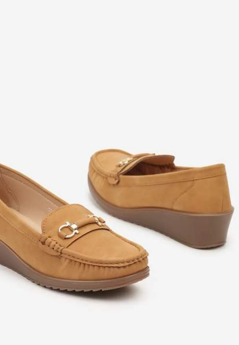 Brązowe Półbuty Mokasyny na Koturnie z Metaliczną Ozdobą Dalisha