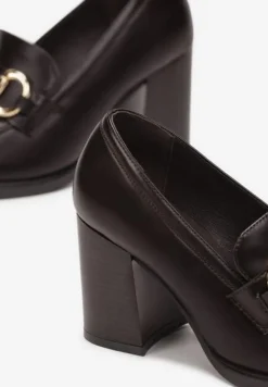 Brązowe Półbuty na Słupku z Ozdobnym Paskiem i Kwadratowym Noskiem Yalerene