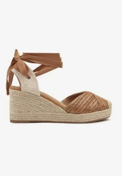 Brązowe Sandały na Koturnie Ozdobione Wiązaniem i Plecionką Talurelia