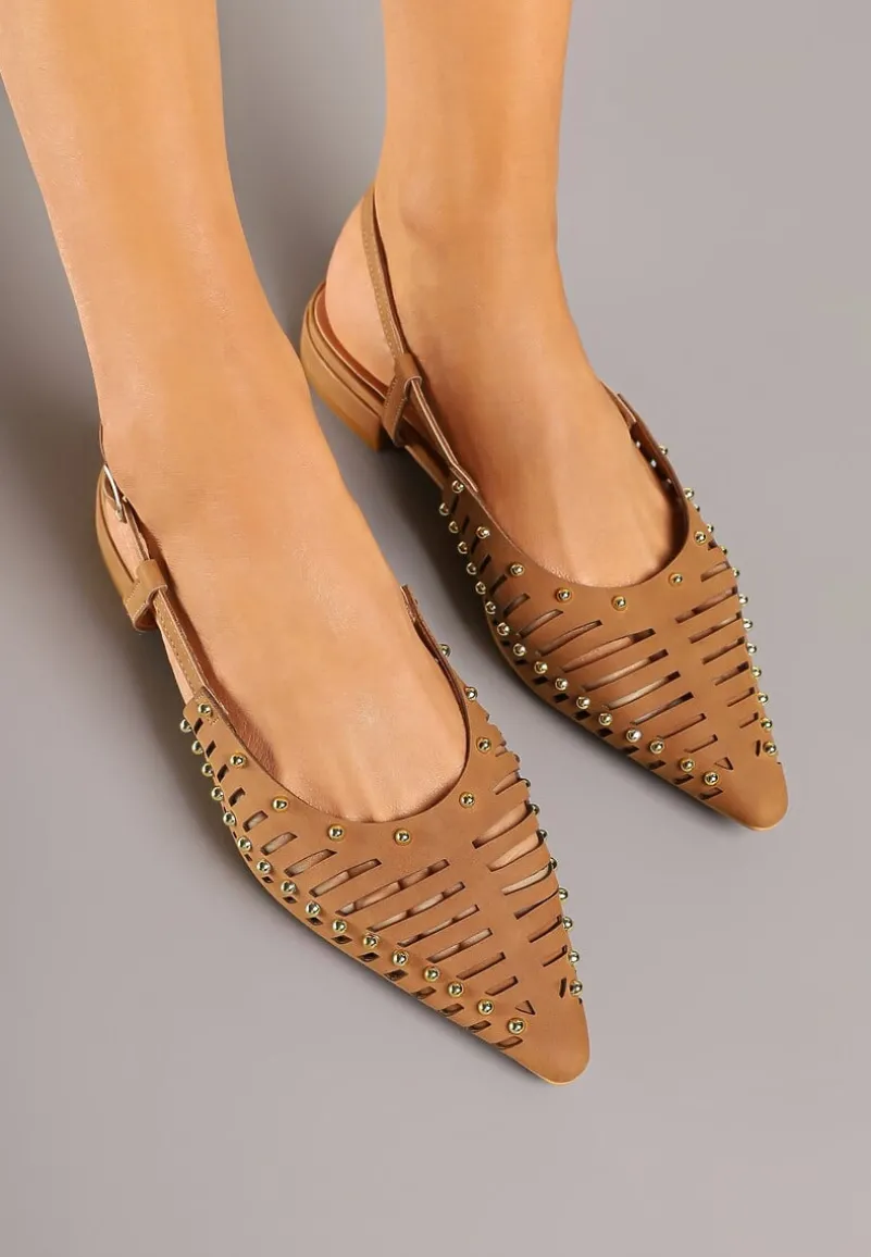 Brązowe Sandały Vices w Stylu Mules z Nitami i Drobnymi Wycięciami Vevalora