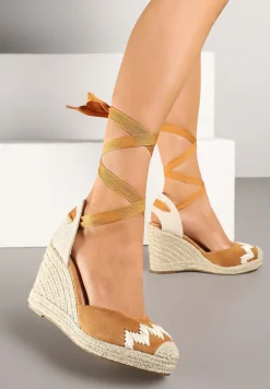 Brązowe Sandały z Plecionką na Koturnie i Ozdobnym Wiązaniem