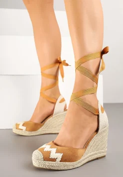 Brązowe Sandały z Plecionką na Koturnie i Ozdobnym Wiązaniem