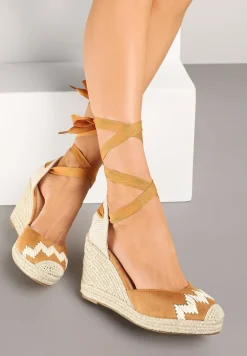 Brązowe Sandały z Plecionką na Koturnie i Ozdobnym Wiązaniem