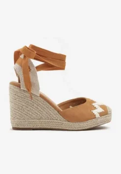 Brązowe Sandały z Plecionką na Koturnie i Ozdobnym Wiązaniem