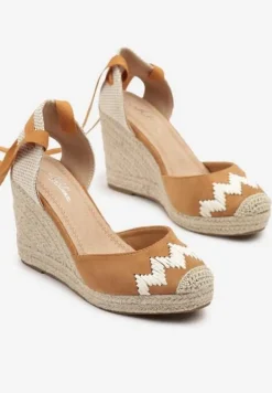 Brązowe Sandały z Plecionką na Koturnie i Ozdobnym Wiązaniem