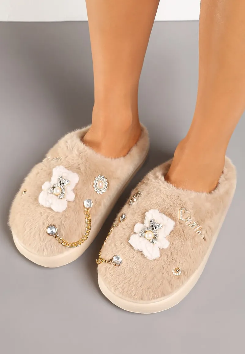 Brązowe Wsuwane Kapcie z Futerkiem Ozdobione Metalowymi Aplikacjami Reandwenna
