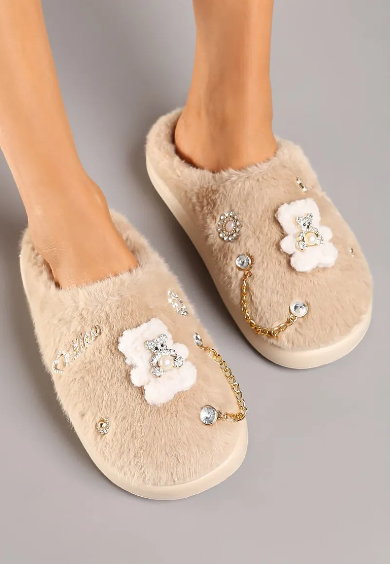Brązowe Wsuwane Kapcie z Futerkiem Ozdobione Metalowymi Aplikacjami Reandwenna