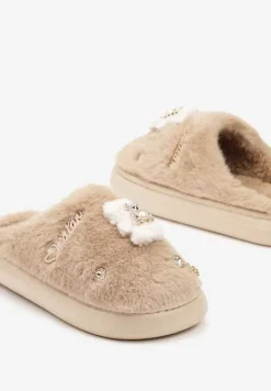 Brązowe Wsuwane Kapcie z Futerkiem Ozdobione Metalowymi Aplikacjami Reandwenna