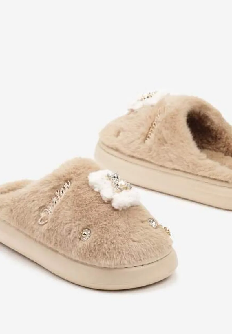Brązowe Wsuwane Kapcie z Futerkiem Ozdobione Metalowymi Aplikacjami Reandwenna