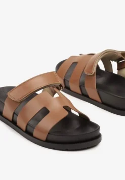 Brązowe Wsuwane Klapki z Zapieciem na Rzep Beriolla