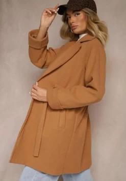 Brązowy Szlafrokowy Płaszcz z Wiązanym Paskiem i Ozdobnym Marszczeniem w Pasie Pittia